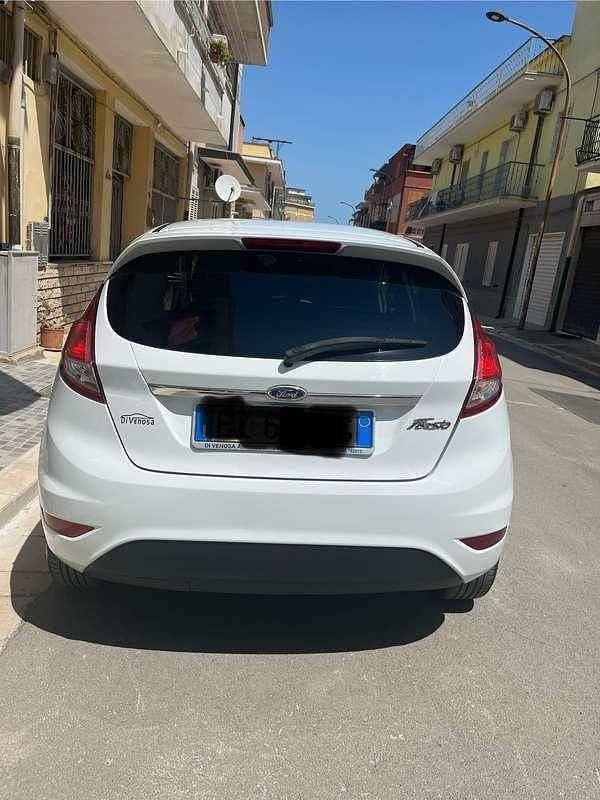 Usata Ford Fiesta Titanium 95 CV (69 kW) 2015 Bianco Utilitaria