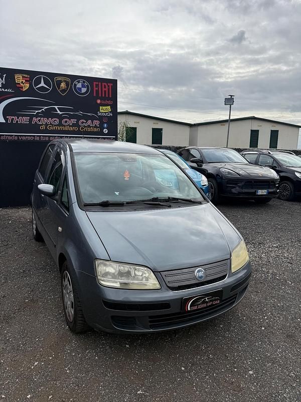 Grigio Usata 2008 Fiat Idea Monovolume | 3199 € (Buon prezzo) - Immagine 1/4