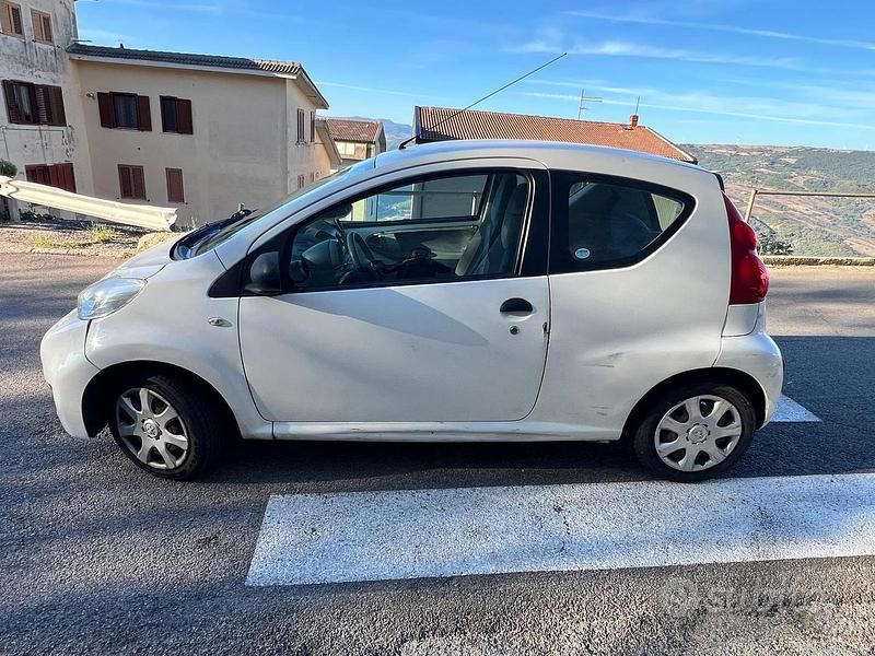 Usata Peugeot 107 68 CV (50 kW) 2014 Bianco Utilitaria