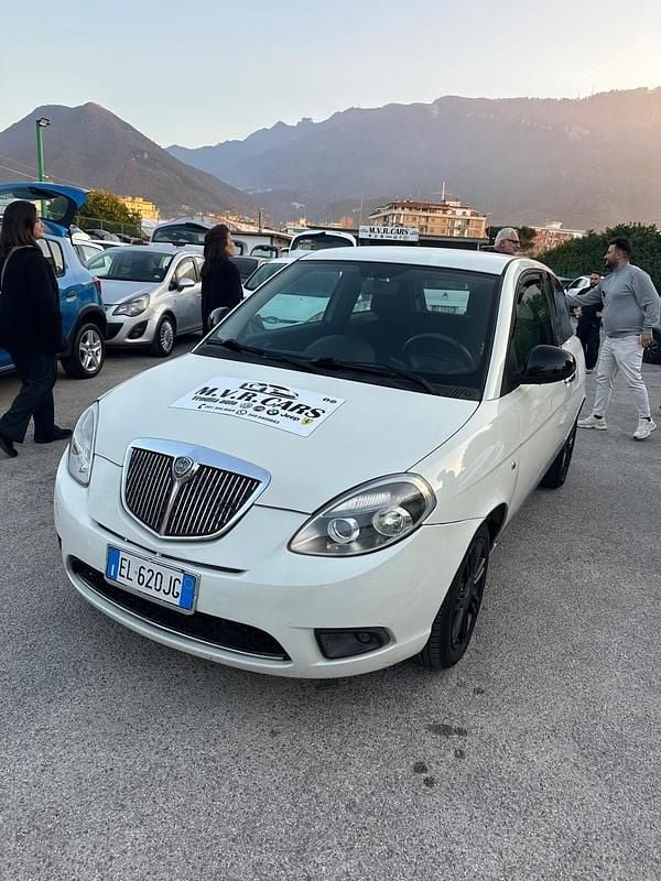 Usata Lancia Ypsilon Platinum 75 CV (55 kW) 2011 Bianco Utilitaria