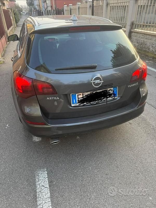 Usata Opel Astra 140 CV (102 kW) 2012 Station wagon