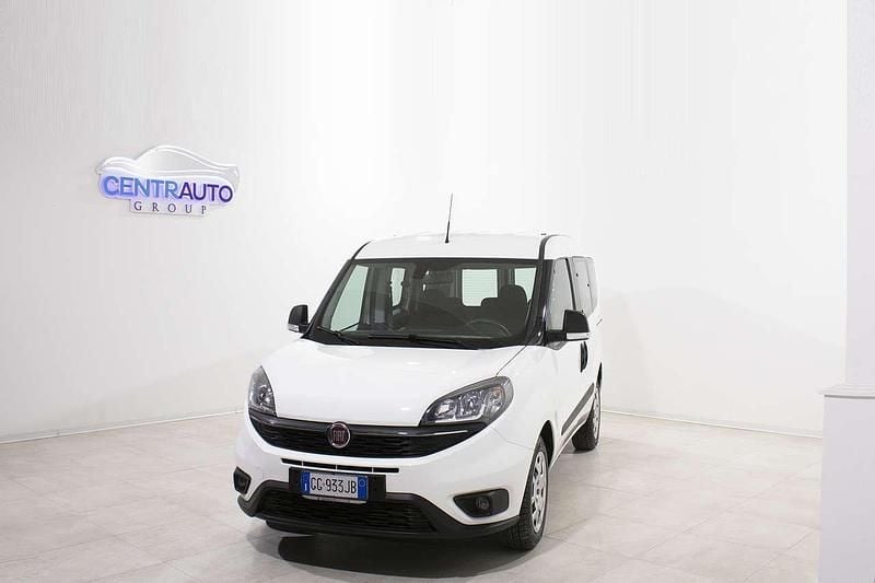 Usata Fiat Doblò Lounge 120 CV (88 kW) 2021 Bianco Monovolume