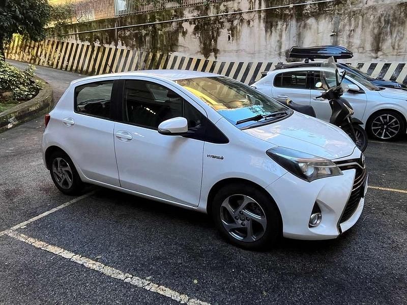 Usata Toyota Yaris Hybrid Active 75 CV (55 kW) 2014 Bianco Berlina