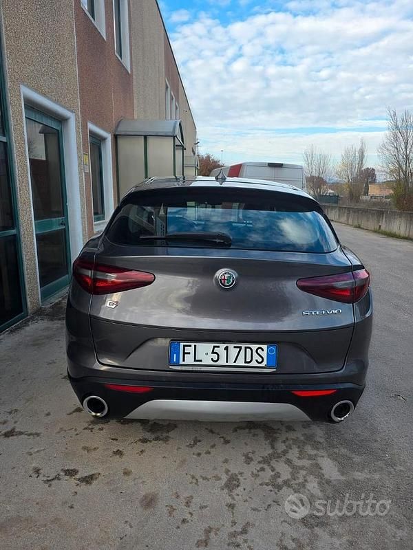Usata Alfa Romeo Stelvio Executive 209 CV (153 kW) 2017 Grigio SUV
