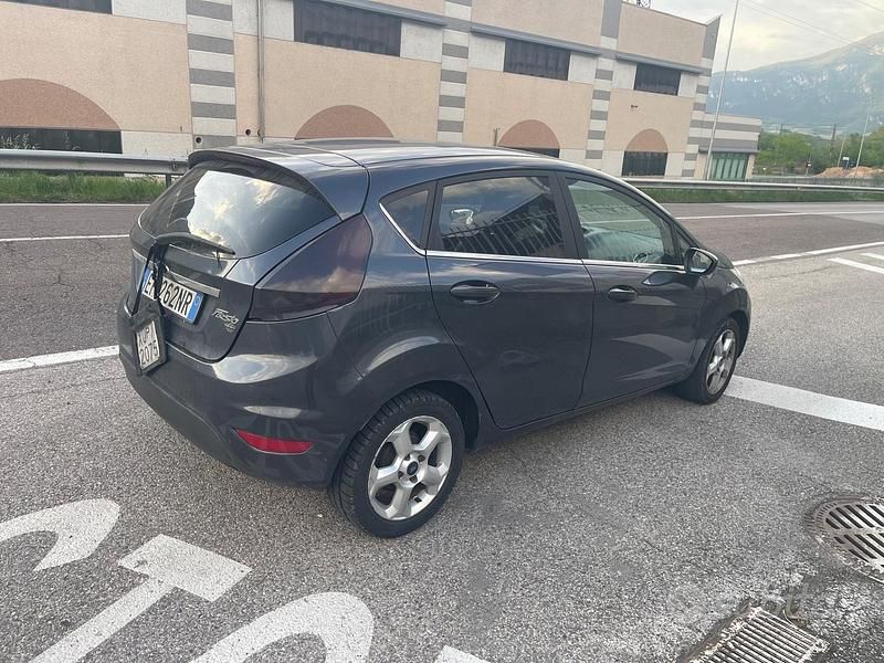 Usata Ford Fiesta Titanium 70 CV (51 kW) 2010 Grigio Utilitaria