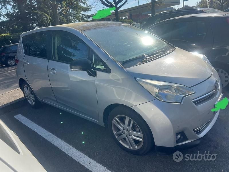 Usata Toyota Verso-S 99 CV (72 kW) 2012 Grigio Monovolume