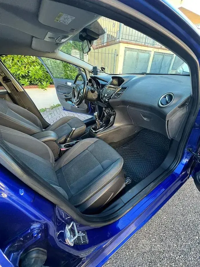 Usata Ford Fiesta 75 CV (55 kW) 2015 Blu Utilitaria