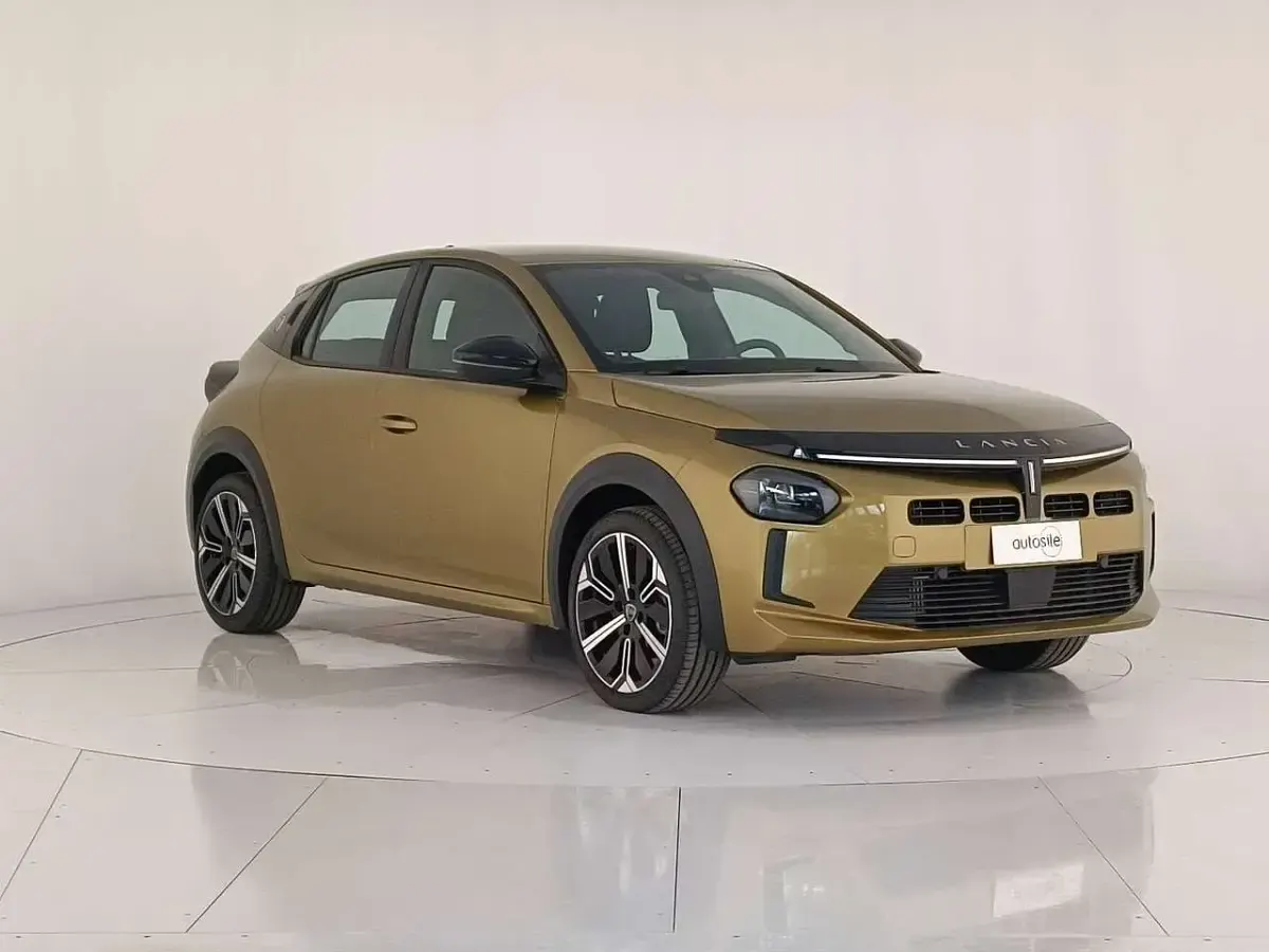 Usata Lancia Ypsilon 110 CV (80 kW) 2024 Vernice oro Utilitaria