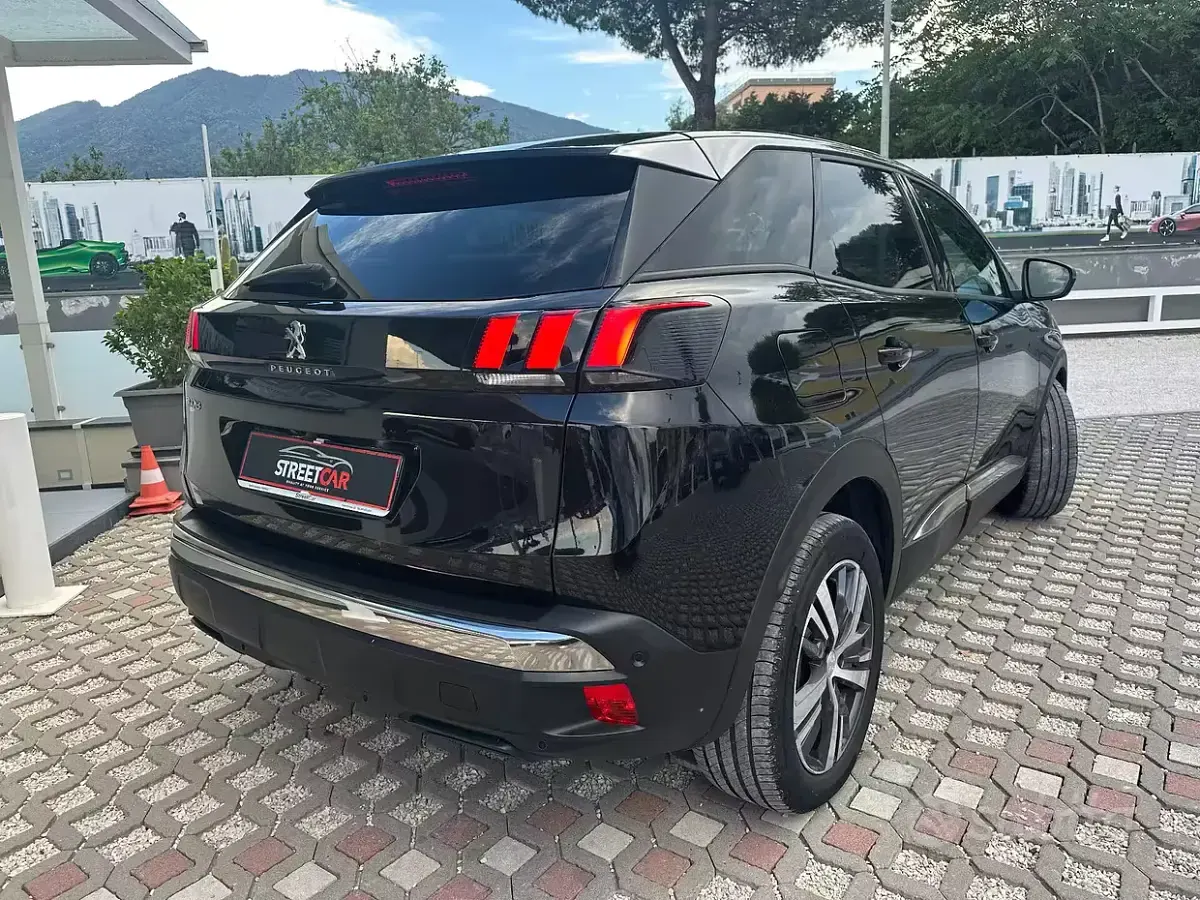 Usata Peugeot 3008 Allure 131 CV (96 kW) 2023 Nero SUV
