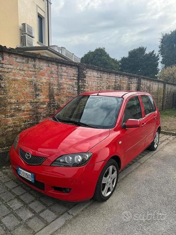 Begagnad Mazda 2 68 HK (50 kW) 2006 Röd Sedan