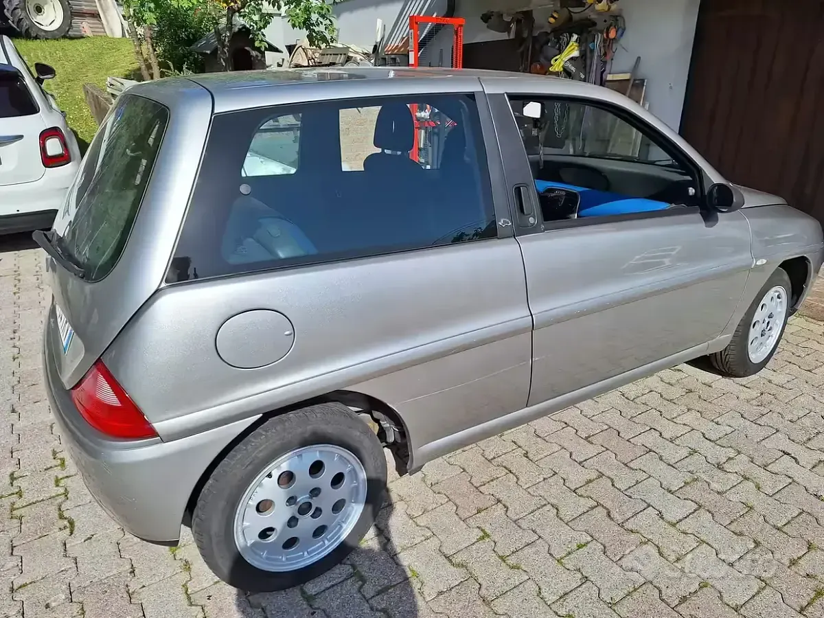 Usata Lancia Ypsilon 60 CV (44 kW) 2001 Grigio Utilitaria
