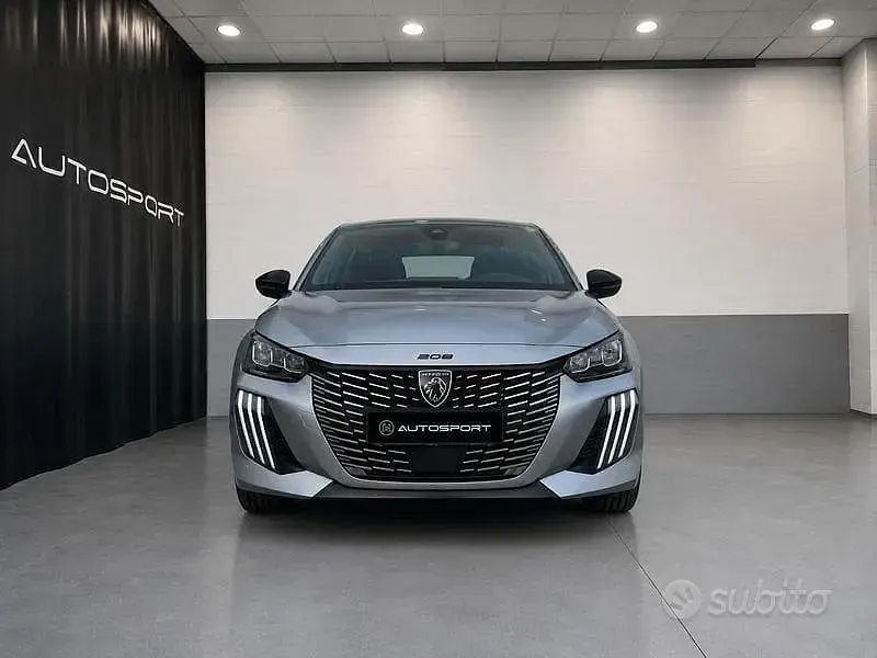 Usata Peugeot 208 Allure 102 CV (75 kW) 2025 Grigio Utilitaria