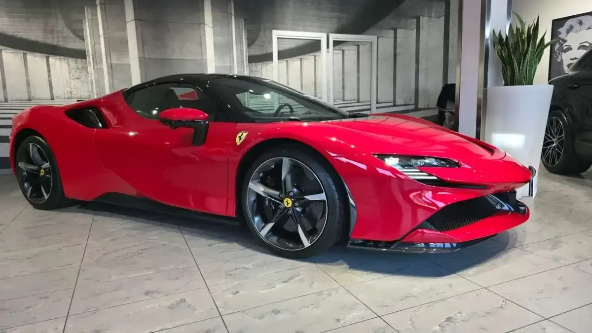 Nuova Ferrari SF90 797 CV (586 kW) 2025 Colore rosso corsa ds 322 Cabrio