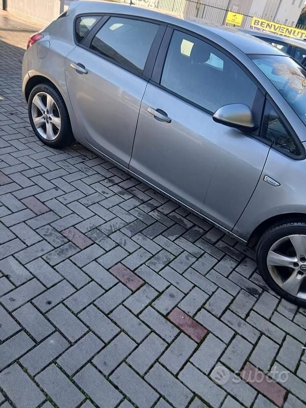 Usata Opel Astra 101 CV (74 kW) 2012 Berlina