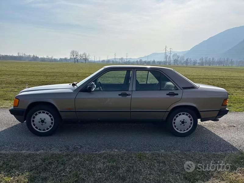 Usata Mercedes 190 90 CV (66 kW) 1988 Marrone Berlina