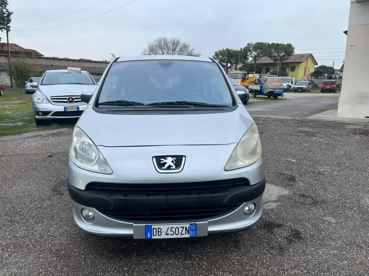 Usata Peugeot 1007 73 CV (53 kW) 2006 Argento Monovolume