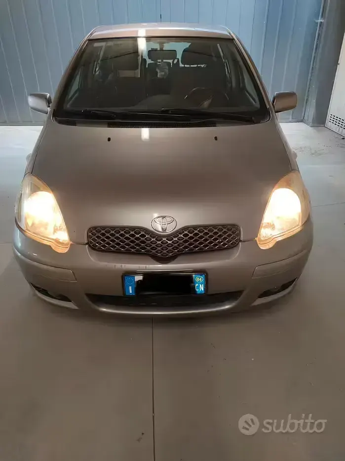 Usata Toyota Yaris Sol 87 CV (63 kW) 2004 Grigio Utilitaria
