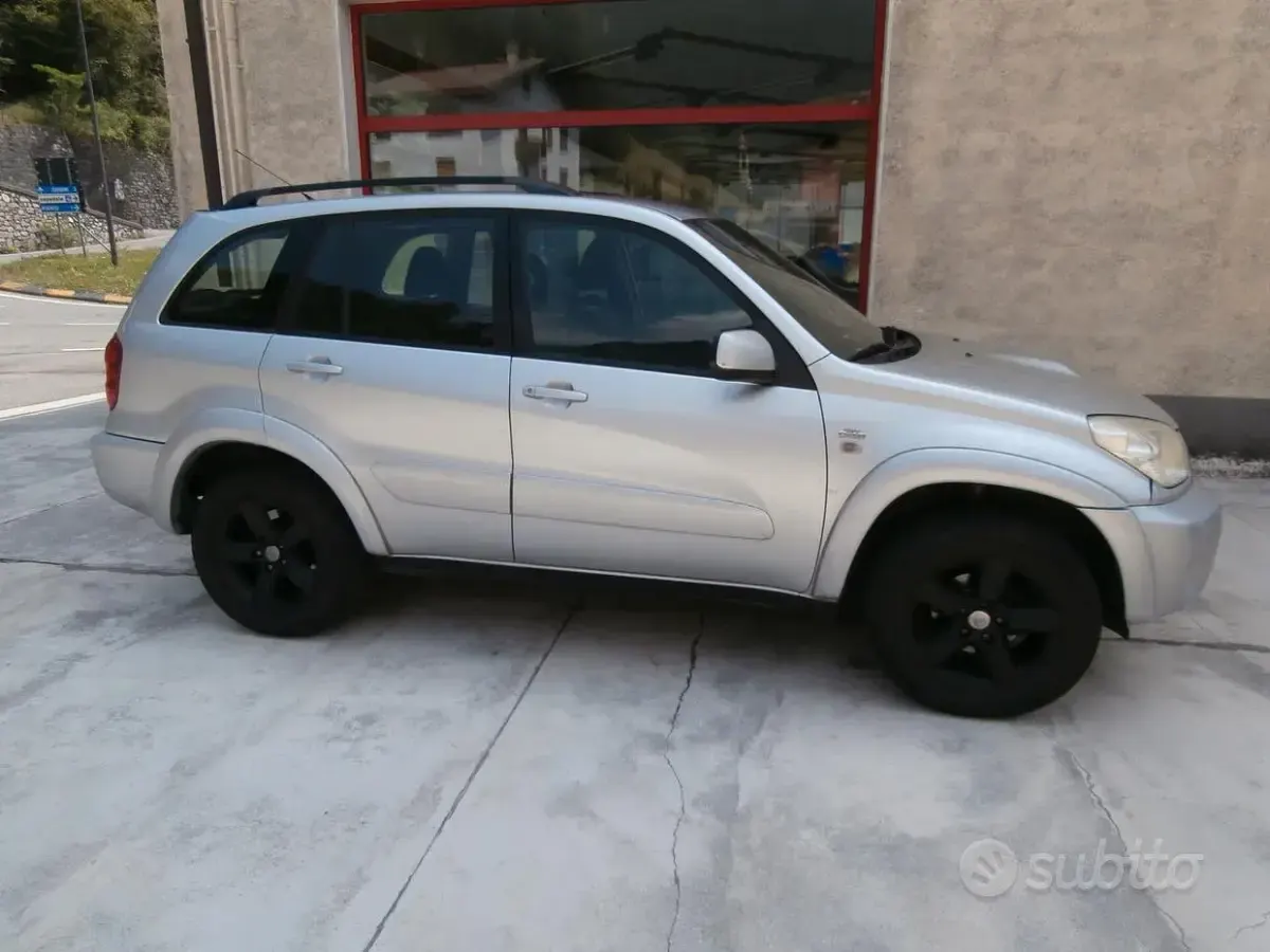 Usata Toyota RAV4 116 CV (85 kW) 2004 Grigio SUV