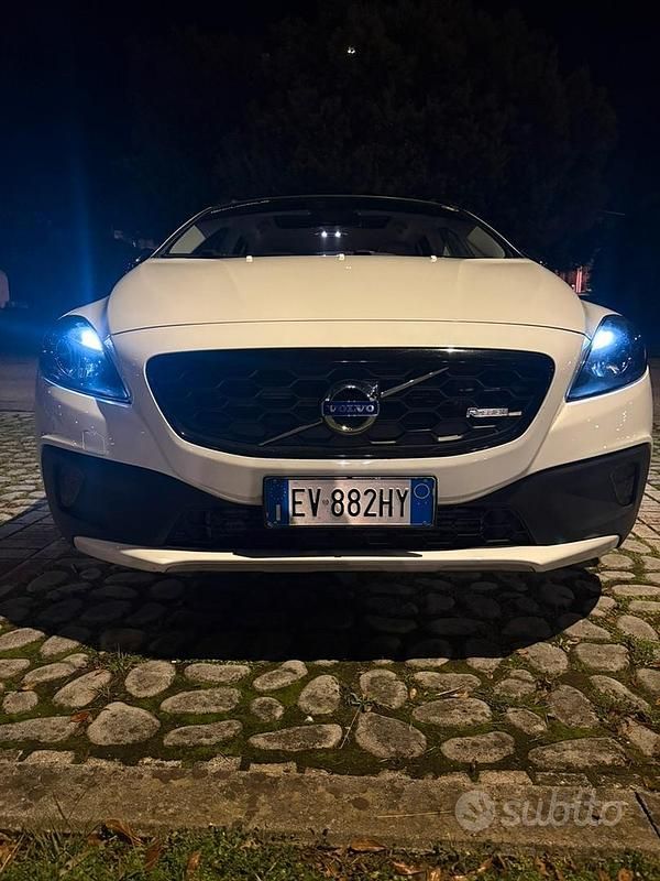 Usata Volvo V40 2015 Bianco Utilitaria