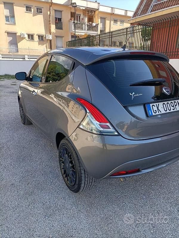 Usata Lancia Ypsilon 95 CV (69 kW) 2018 Grigio Utilitaria