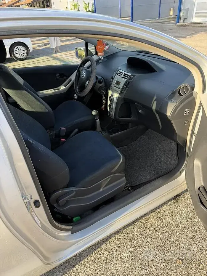 Usata Toyota Yaris 65 CV (47 kW) 2007 Grigio Utilitaria