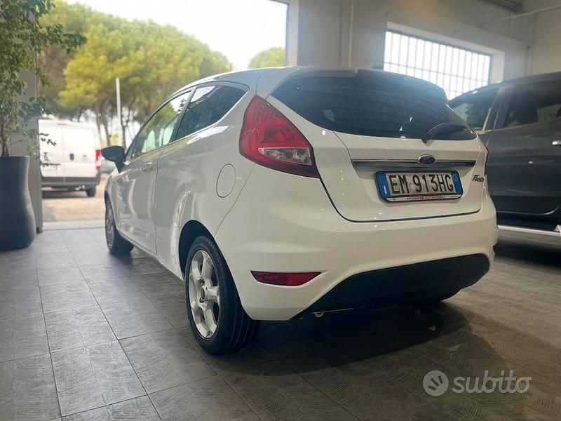 Usata Ford Fiesta Titanium 60 CV (44 kW) 2012 Bianco Utilitaria