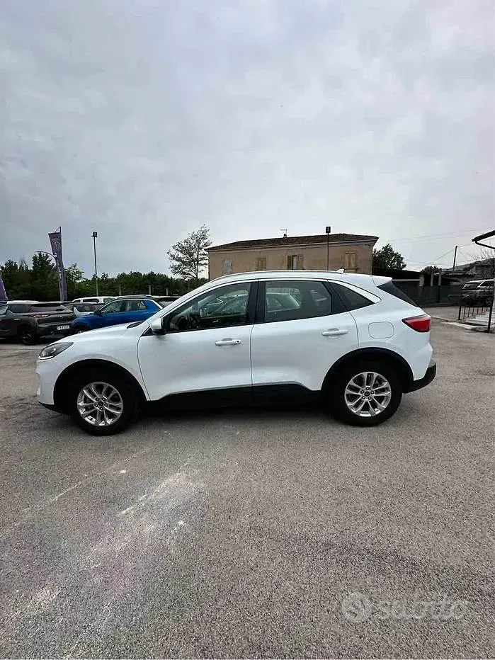 Begagnad Ford Kuga Titanium 120 HK (88 kW) 2022 Vit SUV
