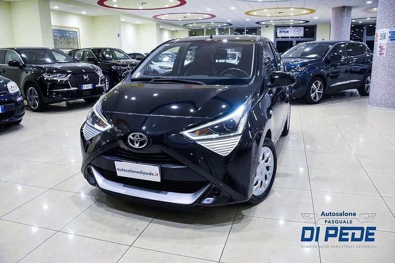Nero Usata 2021 Toyota Aygo Cool Due volumi | 11.900 € (Buon prezzo) - Immagine 1/4