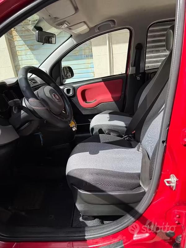 Usata Fiat Panda Lounge 69 CV (50 kW) 2014 Rosso Utilitaria