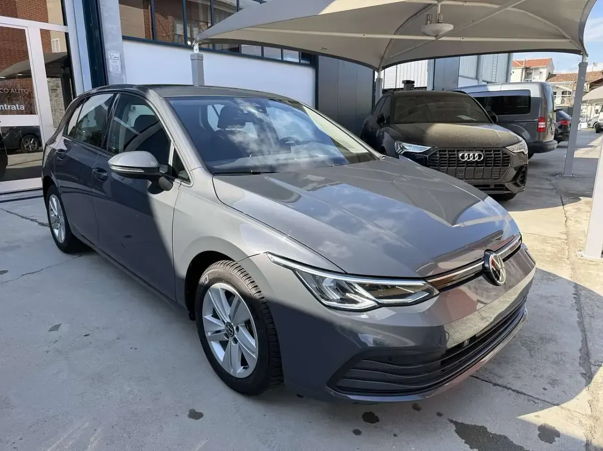 Usata VW Golf VIII Life 131 CV (96 kW) 2024 Grigio delfino Berlina