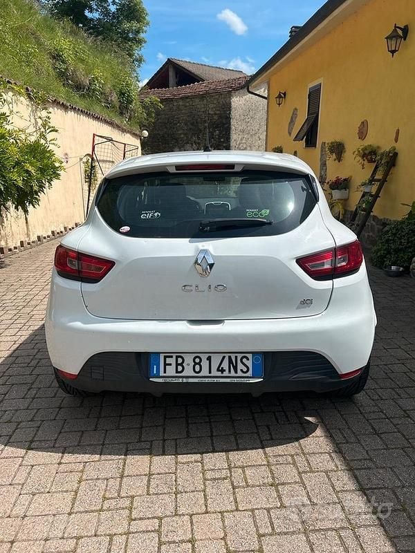 Bianco Usata 2016 Renault Clio IV Tre volumi | 5500 € (Buon prezzo) - Immagine 1/4