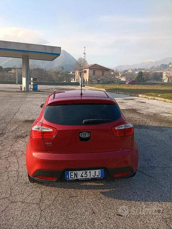 Usata Kia Rio 86 CV (63 kW) 2012 Rosso Berlina