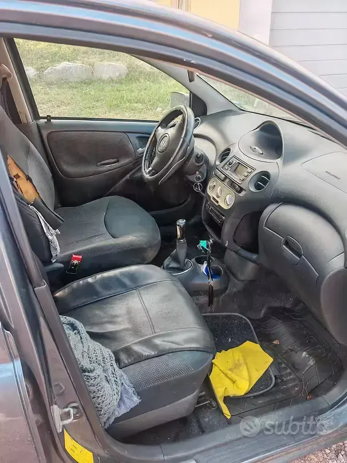 Usata Toyota Yaris 65 CV (47 kW) 2004 Utilitaria