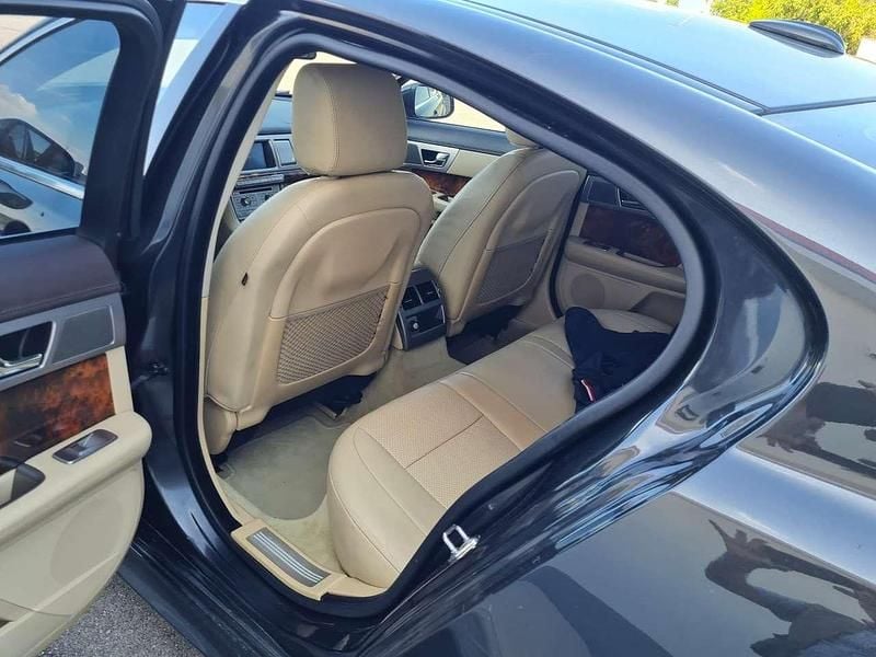 Usata Jaguar XF 275 CV (202 kW) 2012 Grigio antracite Berlina