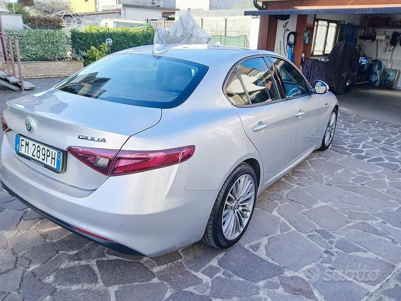 Usata Alfa Romeo Giulia 150 CV (110 kW) 2017 Grigio Berlina