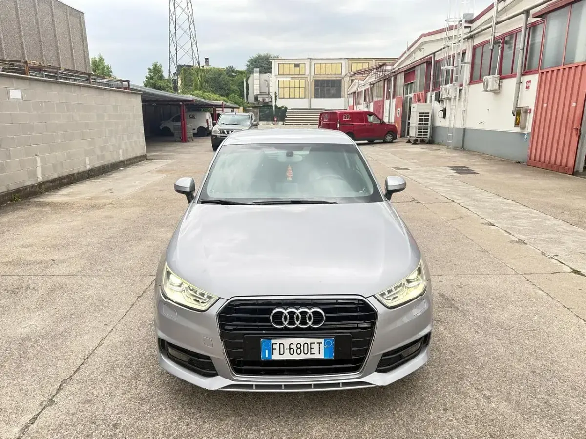 Usata Audi A1 Design 116 CV (85 kW) 2016 Argento Utilitaria