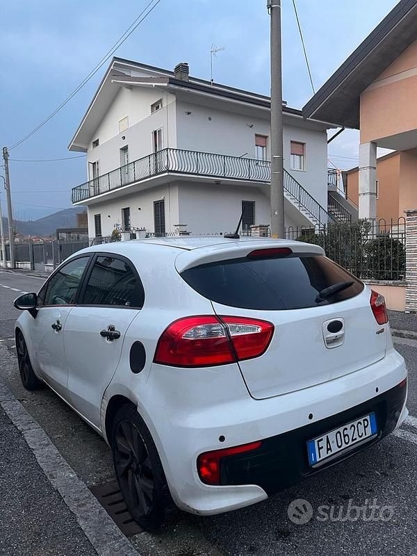 Usata Kia Rio 90 CV (66 kW) 2015 Bianco Utilitaria
