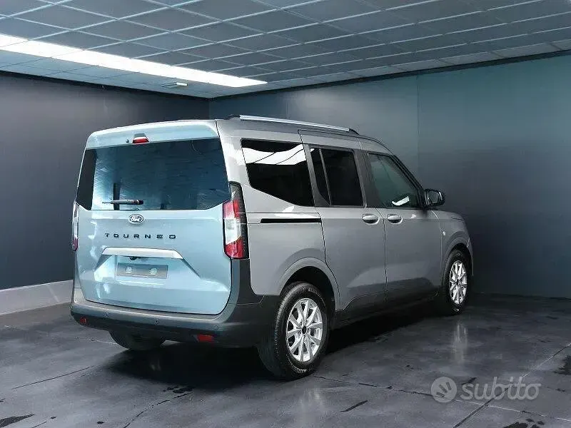 Usata Ford Tourneo Courier Titanium 124 CV (91 kW) 2025 Argento Monovolume