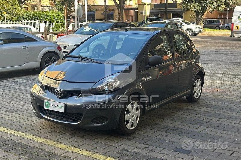 Grigio Usata 2010 Toyota Aygo Due volumi | 3990 € (Buon prezzo) - Immagine 1/4