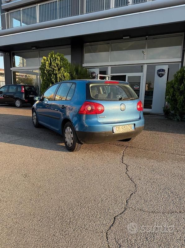 Usata VW Golf IV Trendline 75 CV (55 kW) 2004 Blu Berlina