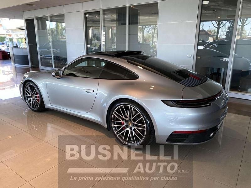 Usata Porsche 911 Carrera 4S 450 CV (330 kW) 2022 Argento dolomite Coupé