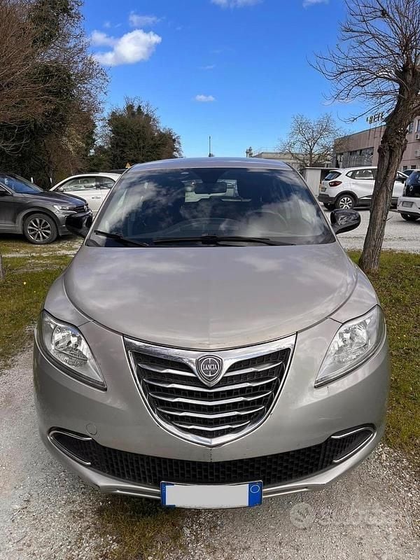 Usata Lancia Ypsilon Gold 80 CV (58 kW) 2013 Oro Utilitaria