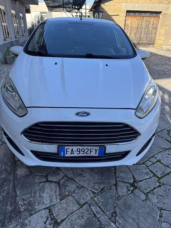 Usata Ford Fiesta Titanium 101 CV (74 kW) 2015 Bianco Berlina