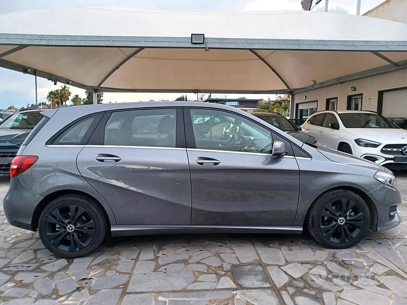 Usata Mercedes B180 Premium 122 CV (89 kW) 2018 Grigio Monovolume