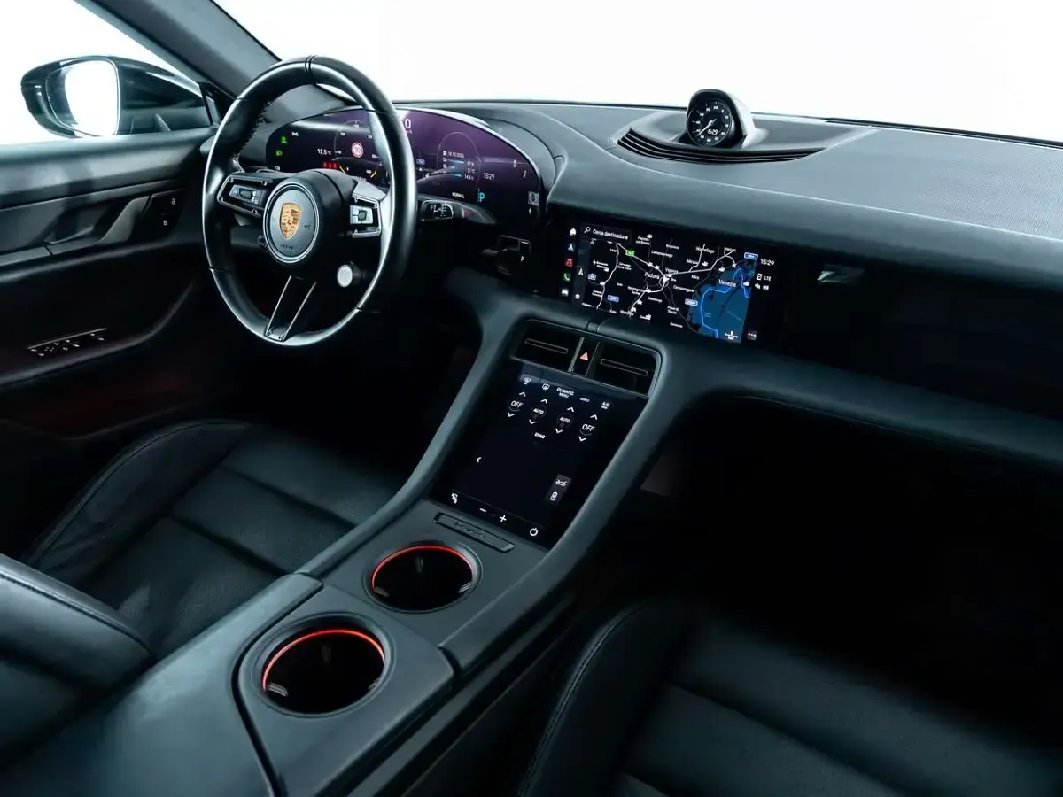 Usata Porsche Taycan 119 kW (163 CV) 2021 Nero jet metallizzato Berlina