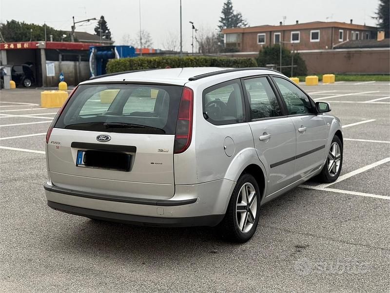 Usata Ford Focus 90 CV (66 kW) 2008 Grigio Station wagon