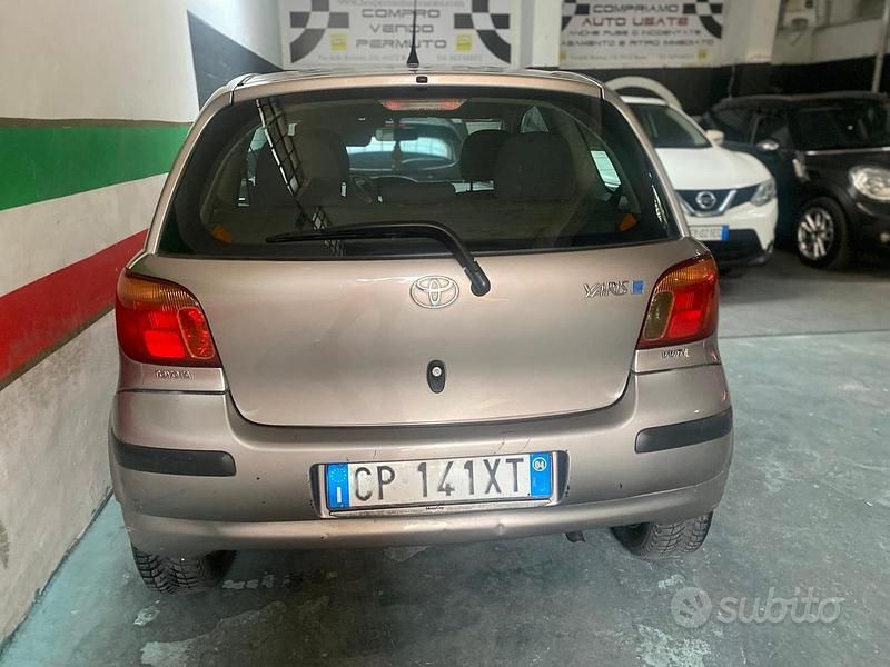 Usata Toyota Yaris 65 CV (47 kW) 2004 Grigio Utilitaria