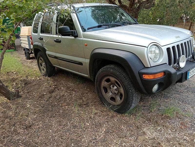 Usata Jeep Cherokee 150 CV (110 kW) 2004 Grigio SUV