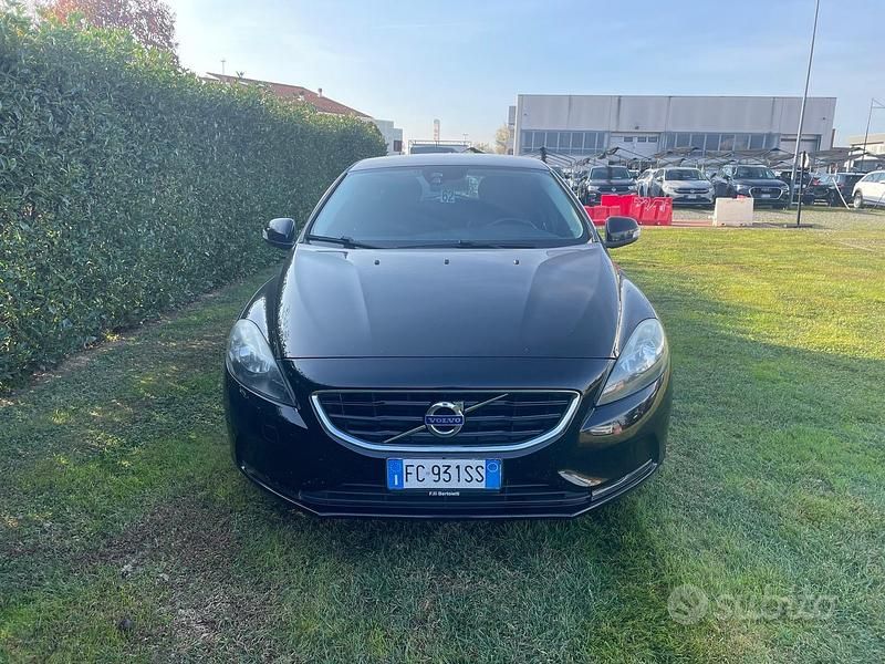 Nero Usata 2016 Volvo V40 Momentum Tre volumi | 6900 € (Buon prezzo) - Immagine 1/4