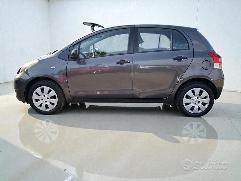 Usata Toyota Yaris 69 CV (50 kW) 2011 Antracite metallizzato Utilitaria